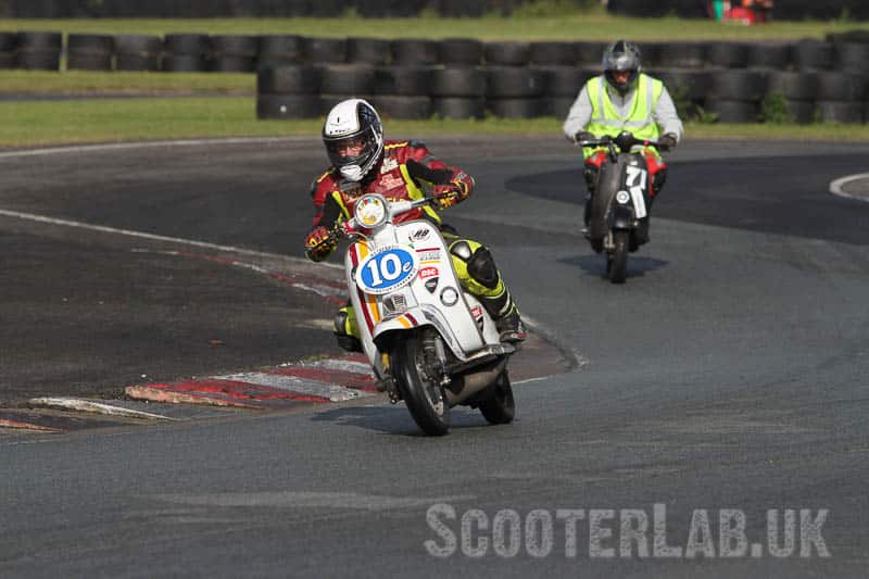 Steve Wright piloting D.S.C #10 to the overall race win