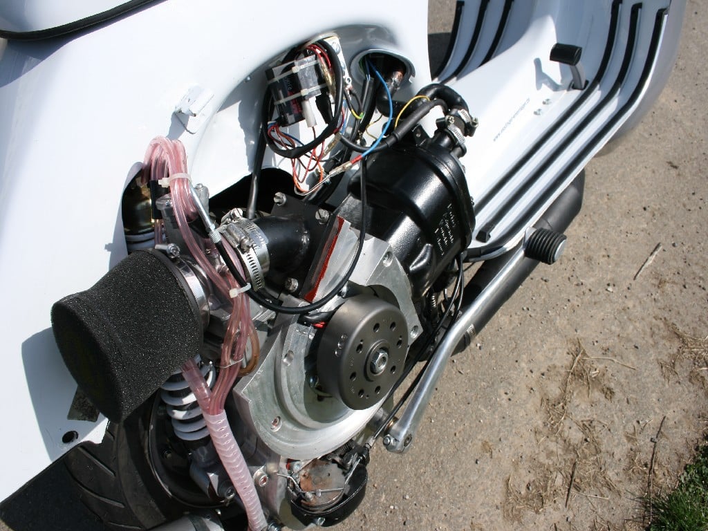 Rear-facing carburettor feeds the crankcase-mounted reedvalve