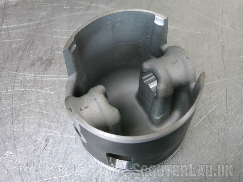 Unique forged piston for the 225 version with machining by Vertex.