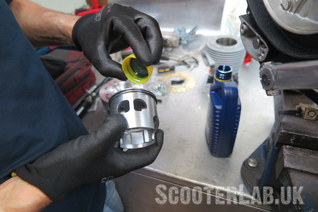 lubricating a vespa piston with oil