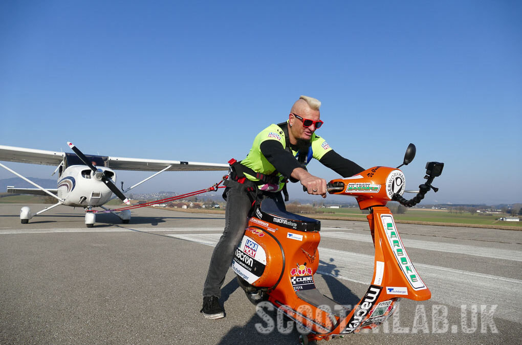 Austrian Vespa stuntman pulls a plane whilst doing wheelie |  NEWS