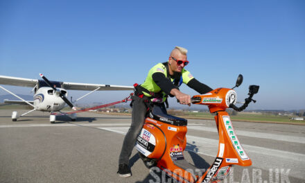 Austrian Vespa stuntman pulls a plane whilst doing wheelie |  NEWS
